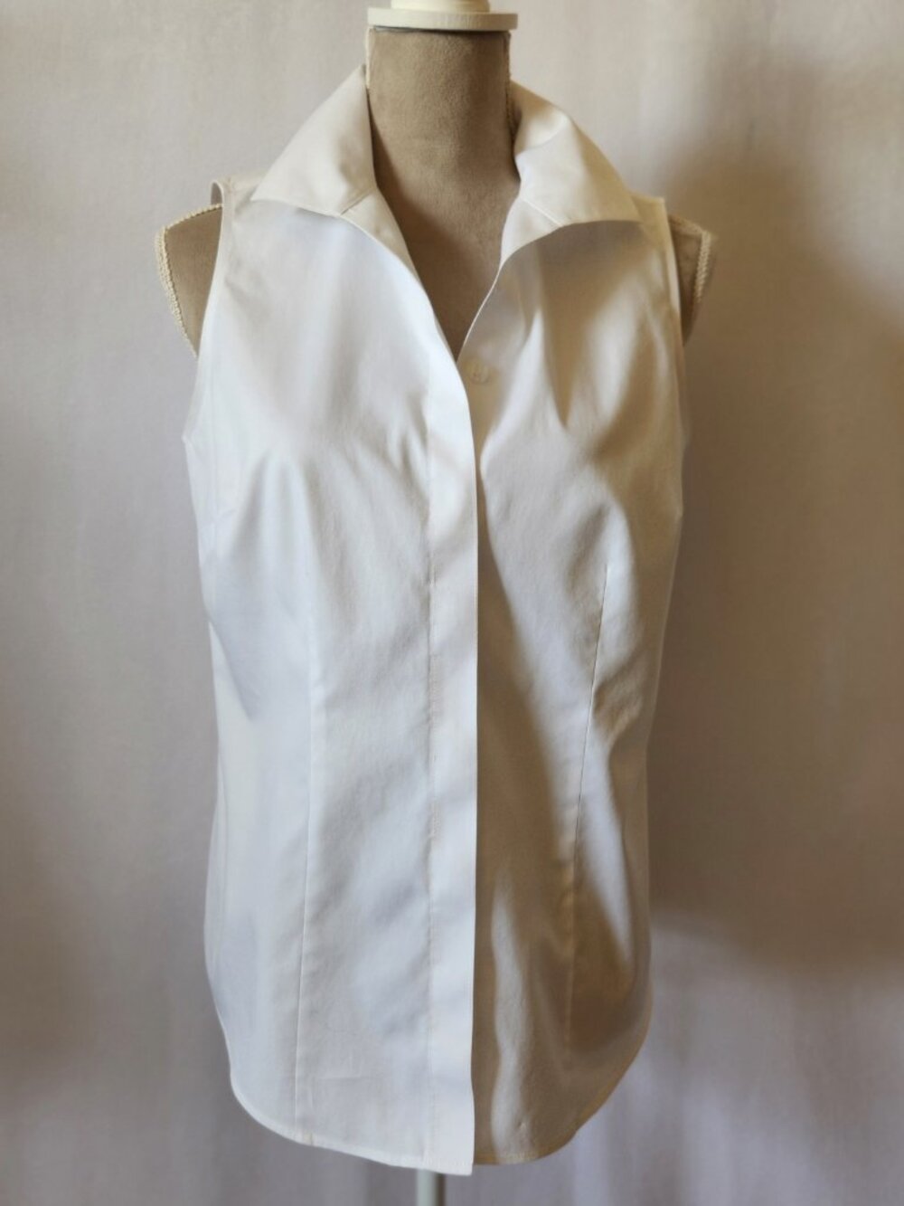 Chico's Women Size 0/4 White Sleeveless Non Iron Collared Button Down Cotton Top - Picture 2 of 13